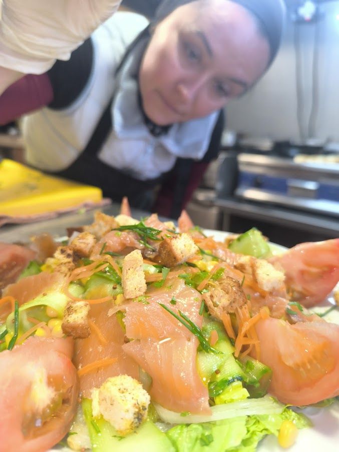Elaboración de un plato en El Jardín de Vianos