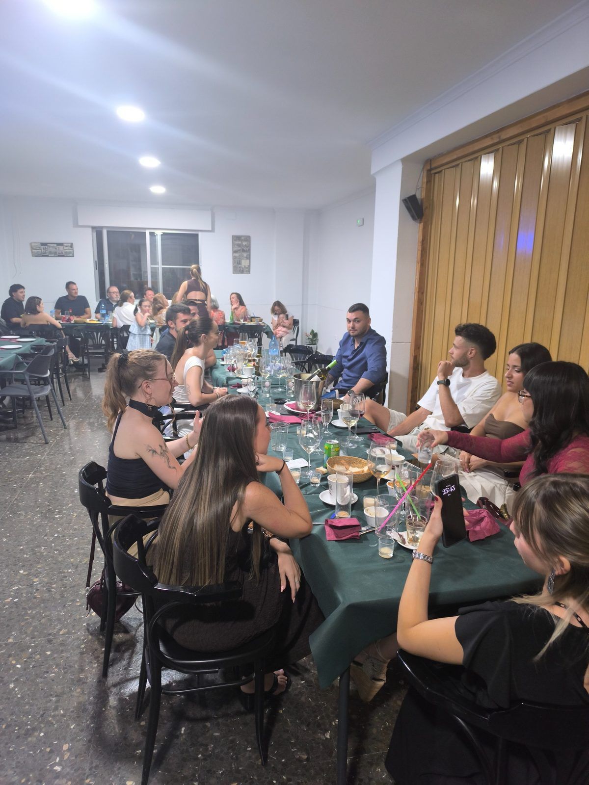 Grupo de amigos celebrando una comida en El Jardín de Vianos