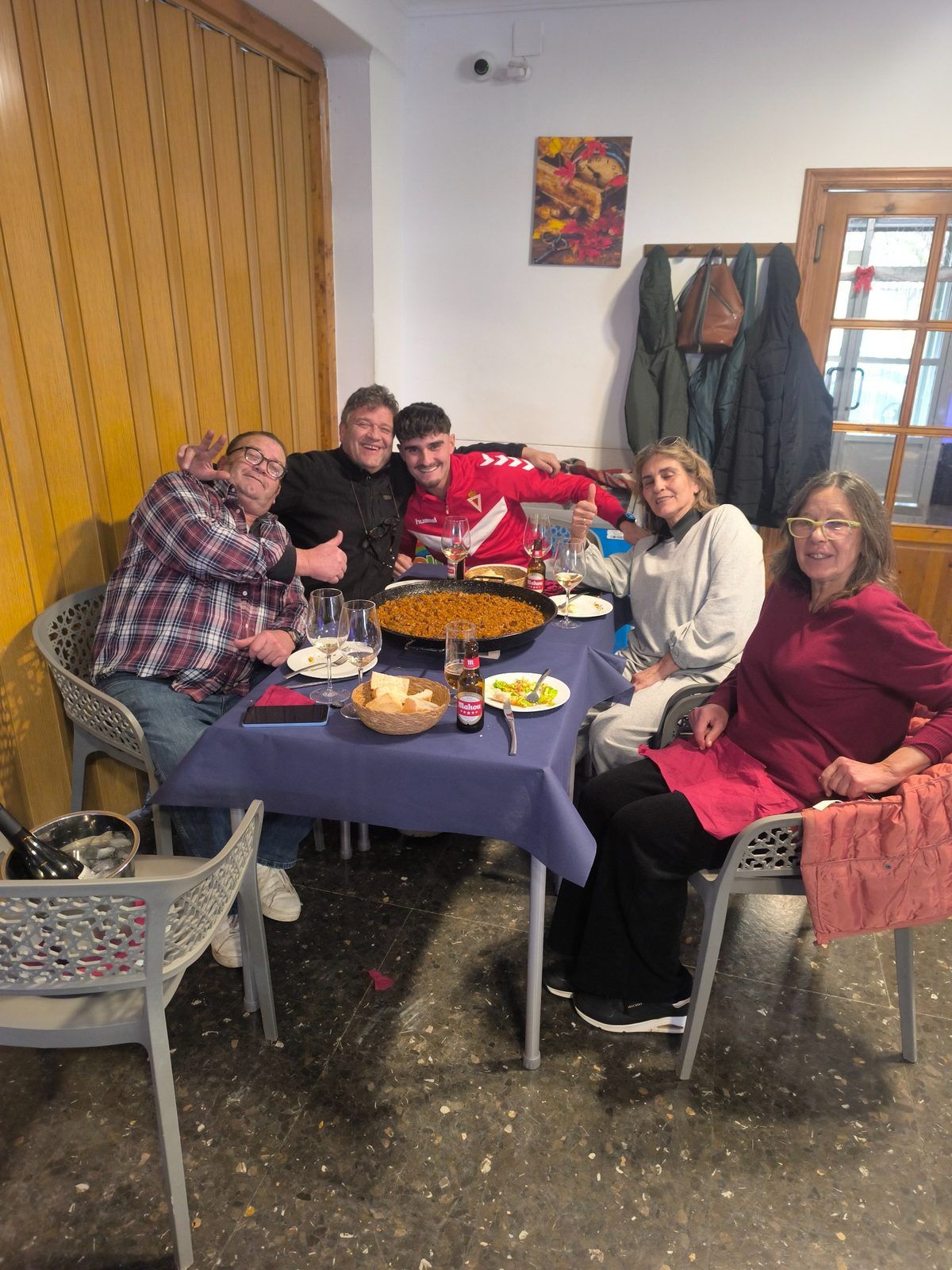 Comida familiar en El Jardín de Vianos