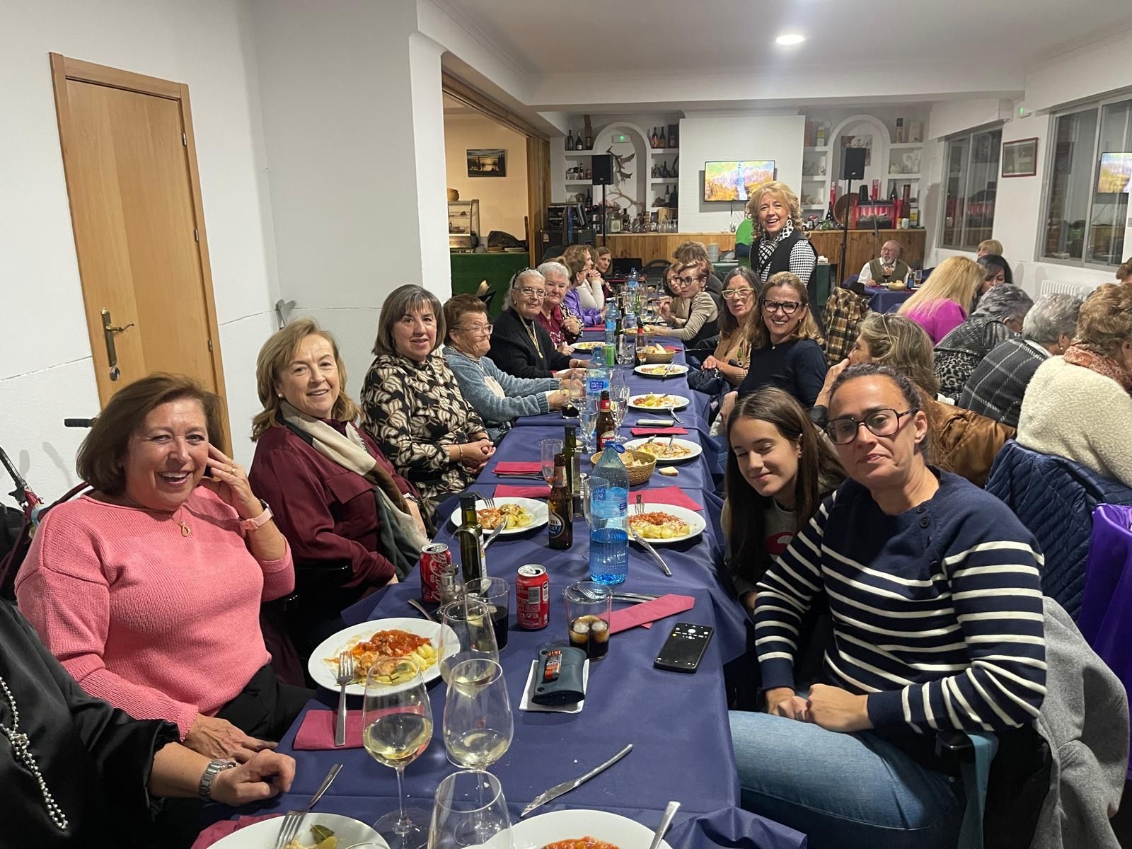 Grupo grande comiendo en el salón de El Jardín de Vianos